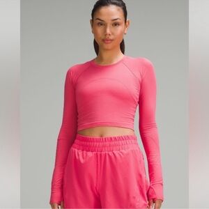 Lululemon Athletica Swiftly Tech
Cropped Long-Sleeve Shirt 2.0 in Pink
Glaze